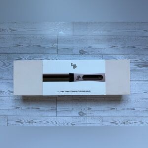 Lange Le Curl 32mm Titanium Curling Wand in Black and Mauve